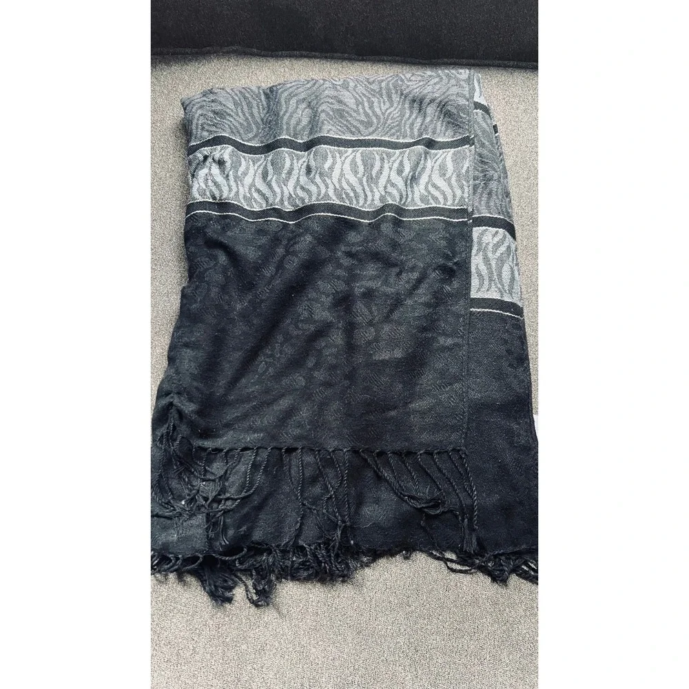 Unbranded Pashmina Scarf Women OS Black Grey Animal Print Metallic Fringed Wrap